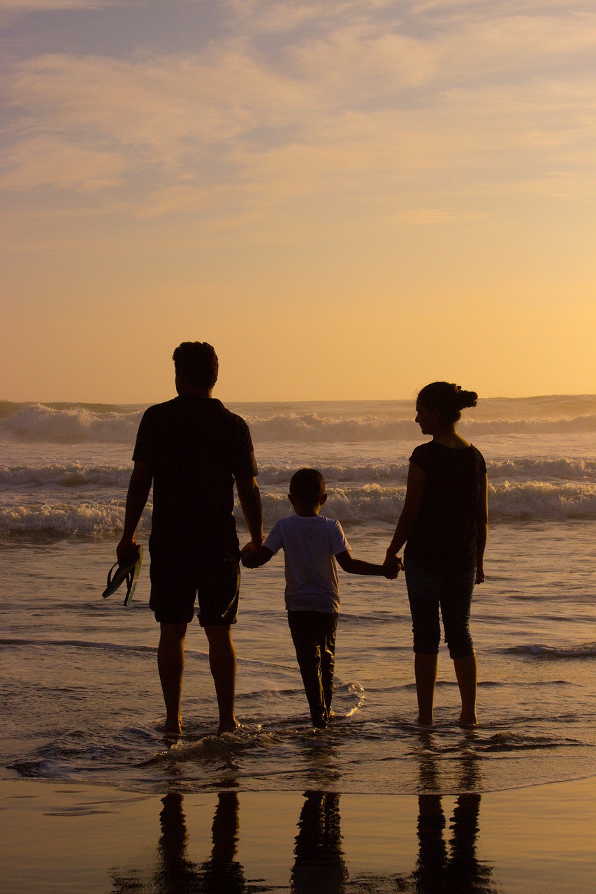 beach, family, silhouettes-4455433.jpg